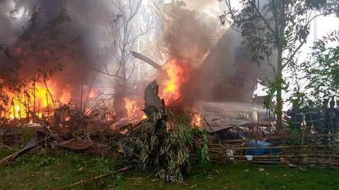 फिलीपींस में 92 लोगों को ले जा रहा सेना का विमान दुर्घटनाग्रस्त फिलीपींस में 92 लोगों को ले जा रहा सेना का विमान दुर्घटनाग्रस्त
