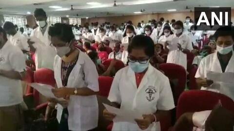 तमिलनाडु: MBBS छात्रों ने हिप्पोक्रेटिक शपथ के बदले ली महर्षि चरक शपथ, डीन का हुआ तबादला तमिलनाडु: MBBS छात्रों ने हिप्पोक्रेटिक शपथ के बदले ली महर्षि चरक शपथ, डीन का हुआ तबादला
