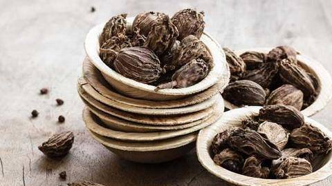खाने का स्वाद बढ़ाने के साथ-साथ इन बीमारियों से बचाती है काली इलायची, आज ही अपनाएं खाने का स्वाद बढ़ाने के साथ-साथ इन बीमारियों से बचाती है काली इलायची, आज ही अपनाएं