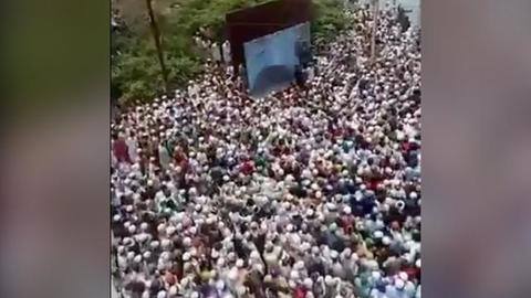 उत्तर प्रदेश: मौलवी की अंतिम यात्रा में शामिल हुए हजारों लोग, नियमों की उड़ाई धज्जियां उत्तर प्रदेश: मौलवी की अंतिम यात्रा में शामिल हुए हजारों लोग, नियमों की उड़ाई धज्जियां
