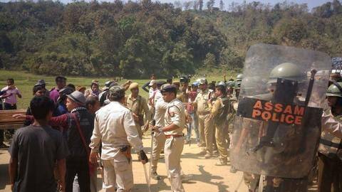 असम-मिजोरम सीमा पर फिर भड़की हिंसा, असम पुलिस के छह जवानों की मौत असम-मिजोरम सीमा पर फिर भड़की हिंसा, असम पुलिस के छह जवानों की मौत