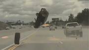 ट्रक के पहिए से टकरा हवा में कई फीट उछली किआ की कार, देखिए वायरल वीडियो 