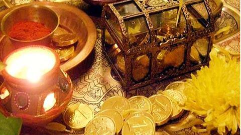 धनतेरस पर इन चीजों की करें खरीदारी, साल भर बनी रहेगी मां लक्ष्मी की कृपा धनतेरस पर इन चीजों की करें खरीदारी, साल भर बनी रहेगी मां लक्ष्मी की कृपा