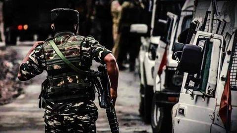 जम्मू-कश्मीर: कुलगाम में आतंकियों से मुठभेड़ के बीच सेना ने बच्चों सहित 60 लोगों को बचाया जम्मू-कश्मीर: कुलगाम में आतंकियों से मुठभेड़ के बीच सेना ने बच्चों सहित 60 लोगों को बचाया