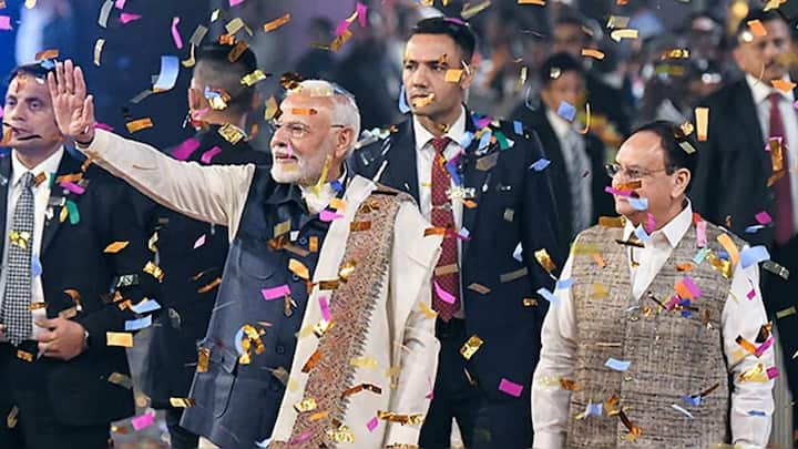 बिहार चुनाव परिणाम के बाद प्रधानमंत्री मोदी भाजपा कार्यालय पहुंचे, गमछा लहराकर किया कार्यकर्ताओं का अभिवादन