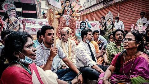 बांग्लादेश: भीड़ ने कई दुर्गा पूजा पंडालों को नुकसान पहुंचाया, सरकार ने कही कार्रवाई की बात बांग्लादेश: भीड़ ने कई दुर्गा पूजा पंडालों को नुकसान पहुंचाया, सरकार ने कही कार्रवाई की बात