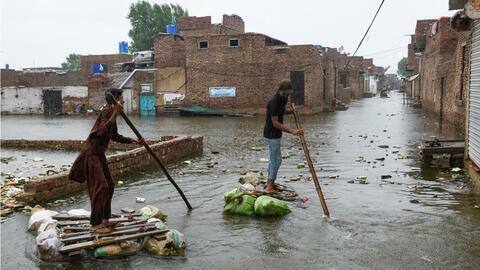 पाकिस्तान में बाढ़ का कहर, अब तक 982 की मौत और 1,456 घायल पाकिस्तान में बाढ़ का कहर, अब तक 982 की मौत और 1,456 घायल