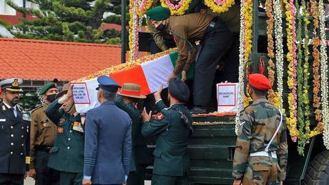 हेलिकॉप्टर हादसा: कुछ शवों की पहचान करने में हो रही मुश्किल, परिजनों की ली जाएगी मदद हेलिकॉप्टर हादसा: कुछ शवों की पहचान करने में हो रही मुश्किल, परिजनों की ली जाएगी मदद