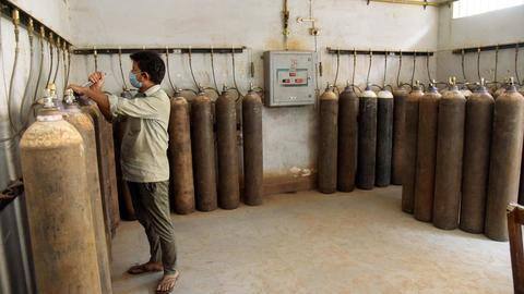 कोरोना वायरस: क्या है देश का ऑक्सीजन संकट और इसके समाधान के लिए क्या-क्या किया गया? कोरोना वायरस: क्या है देश का ऑक्सीजन संकट और इसके समाधान के लिए क्या-क्या किया गया?