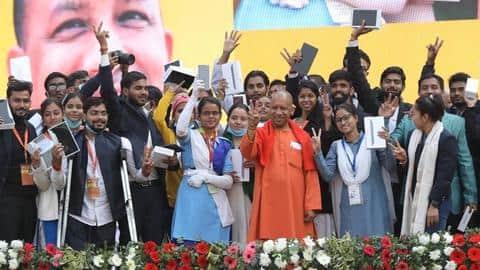 उत्तर प्रदेश: आचार संहिता के कारण मुफ्त टैबलेट-स्मार्टफोन बांटने पर रोक, छात्र मायूस उत्तर प्रदेश: आचार संहिता के कारण मुफ्त टैबलेट-स्मार्टफोन बांटने पर रोक, छात्र मायूस