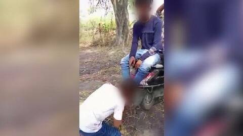 रायबरेली: मां की मजदूरी मांगने पर दबंगों ने नाबालिग दलित को पीटा, पैर चटवाए रायबरेली: मां की मजदूरी मांगने पर दबंगों ने नाबालिग दलित को पीटा, पैर चटवाए