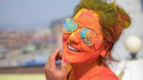 होली पर अपनी त्वचा और बालों को रंगों से सुरक्षित रखने के लिए अपनाएं ये टिप्स होली पर अपनी त्वचा और बालों को रंगों से सुरक्षित रखने के लिए अपनाएं ये टिप्स