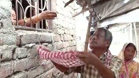 बिहार: बेटे के शव के बदले मांगे 50,000 रुपये, गरीब मां-बाप को मांगनी पड़ी भीख बिहार: बेटे के शव के बदले मांगे 50,000 रुपये, गरीब मां-बाप को मांगनी पड़ी भीख