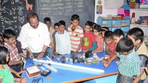 इस अनोखे स्कूल में रविवार को भी होती है पढ़ाई, 20 साल से नहीं हुई छुट्टी इस अनोखे स्कूल में रविवार को भी होती है पढ़ाई, 20 साल से नहीं हुई छुट्टी