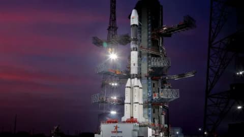 गगनयान: 2024 में लॉन्च हो सकता है भारत का पहला मानवयुक्त अंतरिक्ष मिशन गगनयान: 2024 में लॉन्च हो सकता है भारत का पहला मानवयुक्त अंतरिक्ष मिशन