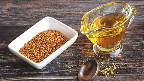 गर्मियों में बड़े काम आ सकता है सरसों का तेल, जानिए इससे जुड़े शानदार हैक्स गर्मियों में बड़े काम आ सकता है सरसों का तेल, जानिए इससे जुड़े शानदार हैक्स