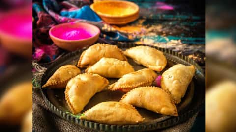 होली के व्यंजन: घर पर ऐसे बनाएं मूंग दाल की गुजिया, सबको आएंगी पसंद होली के व्यंजन: घर पर ऐसे बनाएं मूंग दाल की गुजिया, सबको आएंगी पसंद