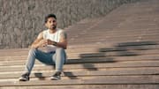 पुरुष एक साधारण स्लीवलेस टी-शर्ट को ऐसे बना सकते हैं स्टाइलिश, मिलेगा कूल लुक
