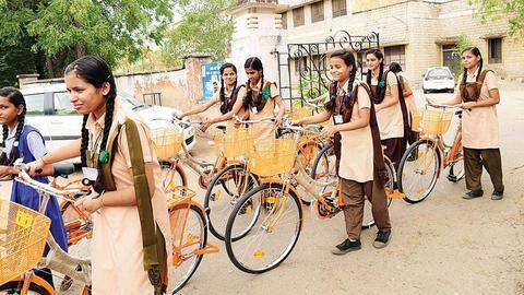 राजनीति के चलते राजस्थान के सरकारी स्कूलों की यूनिफॉर्म फिर बदली राजनीति के चलते राजस्थान के सरकारी स्कूलों की यूनिफॉर्म फिर बदली
