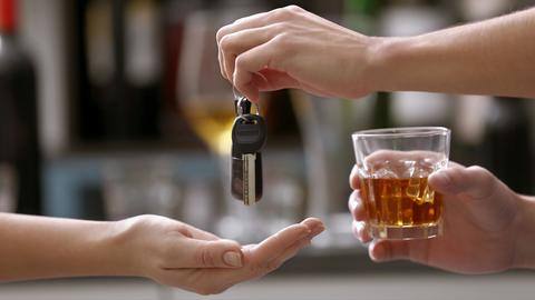 असम पुलिस की अनोखी पहल, नई साल पर नशे में धुत लोगों को छोड़कर आएगी घर असम पुलिस की अनोखी पहल, नई साल पर नशे में धुत लोगों को छोड़कर आएगी घर
