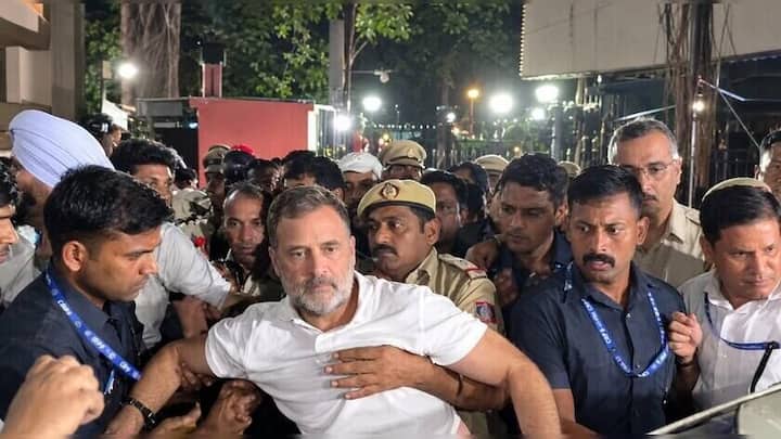आकाशवाणी के सामने से राहुल और प्रियंका गांधी हिरासत में लिए गए, जबरन बस में बैठाया