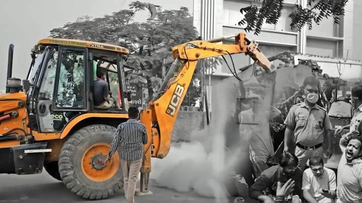 दिल्ली में रामलीला मैदान के पास तड़के चला बुलडोजर, पुलिस पर पथराव; 10 हिरासत में