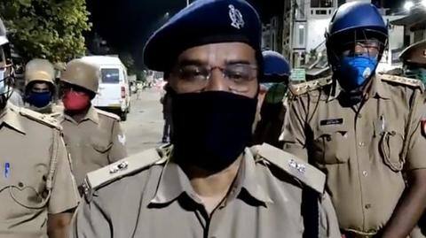 उत्तर प्रदेश: कर्फ्यू का उल्लंघन करने पर पुलिसकर्मियों ने की नाबालिग की पिटाई, हिरासत में मौत उत्तर प्रदेश: कर्फ्यू का उल्लंघन करने पर पुलिसकर्मियों ने की नाबालिग की पिटाई, हिरासत में मौत