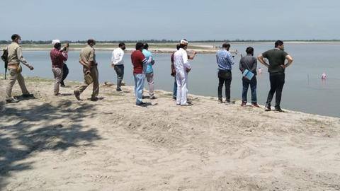 उत्तर प्रदेश: वैक्सीनेशन से बचने के लिए नदी में कूदे ग्रामीण, समझाने पर 14 ने लगवाई उत्तर प्रदेश: वैक्सीनेशन से बचने के लिए नदी में कूदे ग्रामीण, समझाने पर 14 ने लगवाई