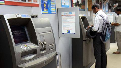 अगले साल से ATM ट्रांजैक्शन होगा महंगा, पैसे निकालने पर देना होगा ज्यादा चार्ज अगले साल से ATM ट्रांजैक्शन होगा महंगा, पैसे निकालने पर देना होगा ज्यादा चार्ज