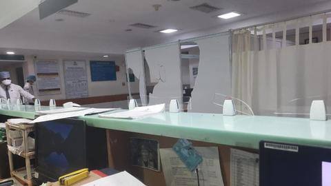 दिल्ली: अपोलो अस्पताल में कोरोना संक्रमित की मौत के बाद परिजनों ने किया चिकित्साकर्मियों पर हमला दिल्ली: अपोलो अस्पताल में कोरोना संक्रमित की मौत के बाद परिजनों ने किया चिकित्साकर्मियों पर हमला