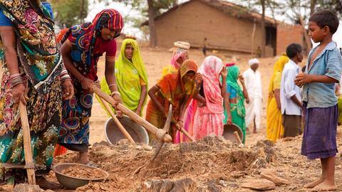 बजट 2022: काम की बढ़ती मांग के बीच मनरेगा के बजट में 25 प्रतिशत की कटौती बजट 2022: काम की बढ़ती मांग के बीच मनरेगा के बजट में 25 प्रतिशत की कटौती