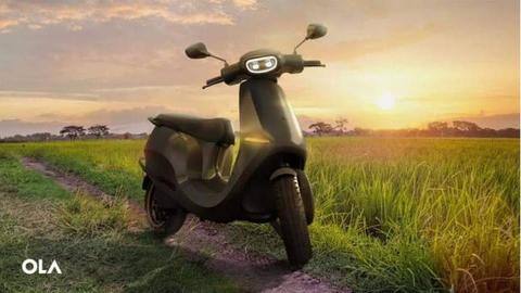 बीच सड़क पर ओला S1 प्रो स्कूटर में लगी आग, वीडियो वायरल बीच सड़क पर ओला S1 प्रो स्कूटर में लगी आग, वीडियो वायरल