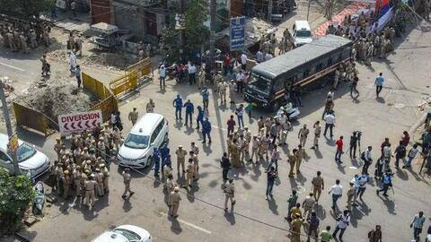 दिल्ली में जहांगीरपुरी में फिर भड़की हिंसा; पूछताछ करने गई पुुलिस पर पथराव, इंस्पेक्टर घायल दिल्ली में जहांगीरपुरी में फिर भड़की हिंसा; पूछताछ करने गई पुुलिस पर पथराव, इंस्पेक्टर घायल