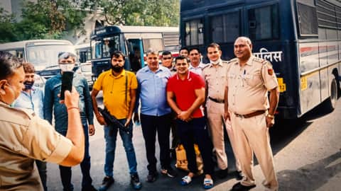 तिहाड़ ले जाते समय पुलिसकर्मियों ने सुशील कुमार के साथ ली थी फोटो, जांच शुरू तिहाड़ ले जाते समय पुलिसकर्मियों ने सुशील कुमार के साथ ली थी फोटो, जांच शुरू