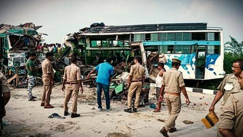उत्तर प्रदेश: बाराबंकी में बस और ट्रक की भिड़ंत, नौ लोगों की मौत उत्तर प्रदेश: बाराबंकी में बस और ट्रक की भिड़ंत, नौ लोगों की मौत