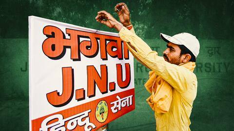 छात्रों के बीच झड़प के बाद अब JNU के बाहर लगाए गए भगवा झंडे और पोस्टर छात्रों के बीच झड़प के बाद अब JNU के बाहर लगाए गए भगवा झंडे और पोस्टर
