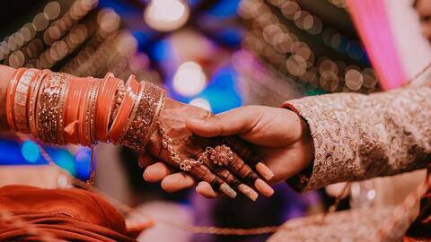 आंध्र प्रदेश: पत्नी की इजाजत से पति ने प्रेमिका से की दूसरी शादी, एक साथ रहेंगे आंध्र प्रदेश: पत्नी की इजाजत से पति ने प्रेमिका से की दूसरी शादी, एक साथ रहेंगे