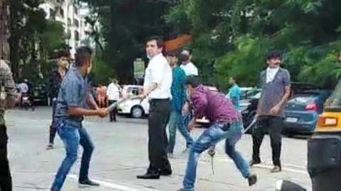 मुंबई में सरेआम वकील पर तलवारों से हमला, तीन गिरफ्तार मुंबई में सरेआम वकील पर तलवारों से हमला, तीन गिरफ्तार