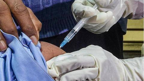 वैक्सीन की पहली खुराक के बाद 50 प्रतिशत कम होता है संक्रमण का प्रसार- रिपोर्ट वैक्सीन की पहली खुराक के बाद 50 प्रतिशत कम होता है संक्रमण का प्रसार- रिपोर्ट