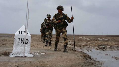 पंजाब, बंगाल और असम में अब 50 किलोमीटर तक गिरफ्तारी और तलाशी कर सकेंगे BSF अधिकारी पंजाब, बंगाल और असम में अब 50 किलोमीटर तक गिरफ्तारी और तलाशी कर सकेंगे BSF अधिकारी