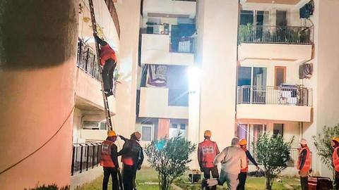 गुरुग्राम: बहुमंजिला इमारत का एक हिस्सा गिरने से महिला की मौत, बिल्डर के खिलाफ FIR गुरुग्राम: बहुमंजिला इमारत का एक हिस्सा गिरने से महिला की मौत, बिल्डर के खिलाफ FIR