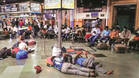 महाराष्ट्र: पाबंदियों ने बढ़ाई प्रवासी मजदूरों की चिंता, वापस घर लौटने पर कर रहे विचार महाराष्ट्र: पाबंदियों ने बढ़ाई प्रवासी मजदूरों की चिंता, वापस घर लौटने पर कर रहे विचार