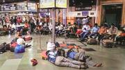 महाराष्ट्र: पाबंदियों ने बढ़ाई प्रवासी मजदूरों की चिंता, वापस घर लौटने पर कर रहे विचार