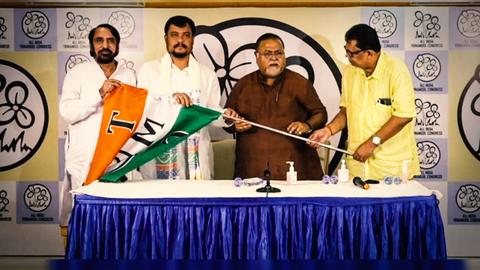 पश्चिम बंगाल: उपचुनाव से पहले एक और भाजपा विधायक तृणमूल कांग्रेस में शामिल पश्चिम बंगाल: उपचुनाव से पहले एक और भाजपा विधायक तृणमूल कांग्रेस में शामिल