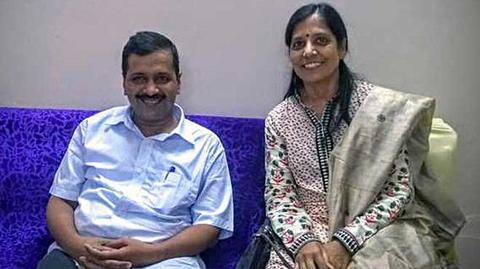 कोरोना वायरस से संक्रमित मिली अरविंद केजरीवाल की पत्नी, मुख्यमंत्री ने खुद को भी किया आइसोलेट कोरोना वायरस से संक्रमित मिली अरविंद केजरीवाल की पत्नी, मुख्यमंत्री ने खुद को भी किया आइसोलेट