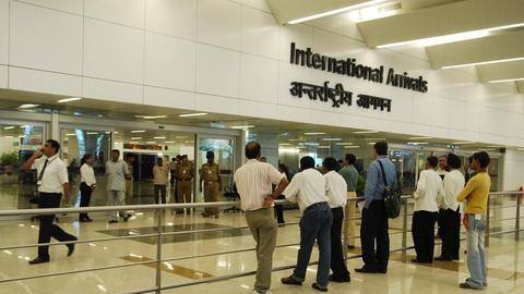 केंद्र ने अंतरराष्ट्रीय यात्रियों के लिए नई गाइडलाइंस जारी की, RT-PCR निगेटिव रिपोर्ट अनिवार्य केंद्र ने अंतरराष्ट्रीय यात्रियों के लिए नई गाइडलाइंस जारी की, RT-PCR निगेटिव रिपोर्ट अनिवार्य