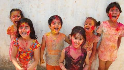 भारत की इन जगहों पर अलग तरीके से खेली जाती है होली भारत की इन जगहों पर अलग तरीके से खेली जाती है होली