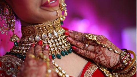 नई नवेली दुल्हन के पास जरूर होनी चाहिए ये चीजें नई नवेली दुल्हन के पास जरूर होनी चाहिए ये चीजें