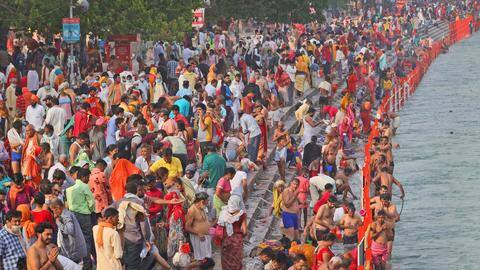 कुंभ मेले में उड़ रहीं नियमों की धज्जियां, कोरोना संक्रमित पाए गए 102 लोग कुंभ मेले में उड़ रहीं नियमों की धज्जियां, कोरोना संक्रमित पाए गए 102 लोग