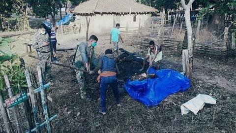 झारखंड: 'पवित्र' माने जाने वाले पेड़ों को काटने पर शख्स की मॉब लिचिंग झारखंड: 'पवित्र' माने जाने वाले पेड़ों को काटने पर शख्स की मॉब लिचिंग